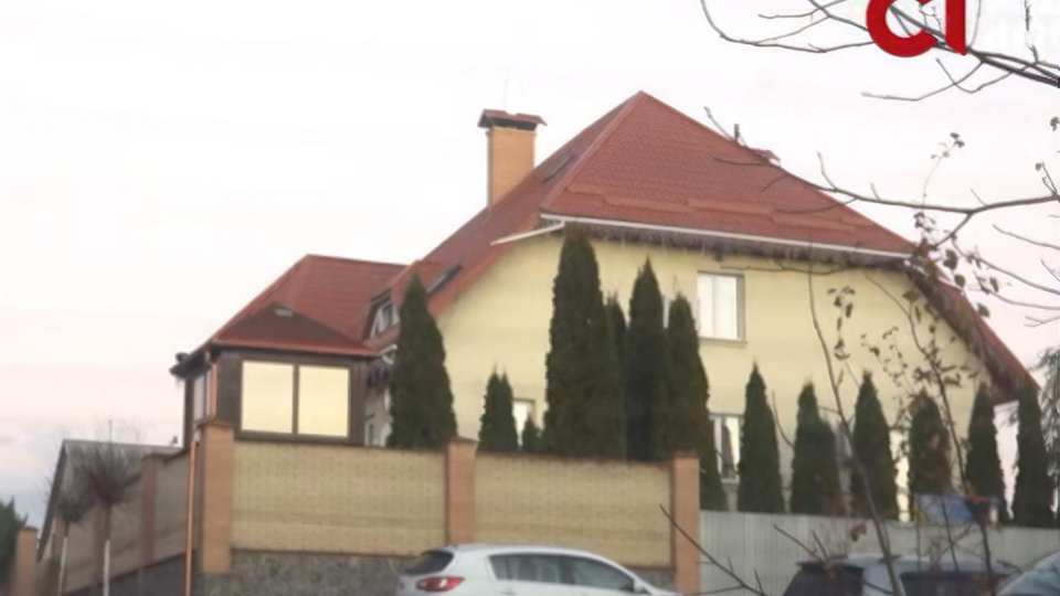 Сім'я Гогілашвілі винаймає будинок, тому що їхню власну квартиру СБУ вважає небезпечною