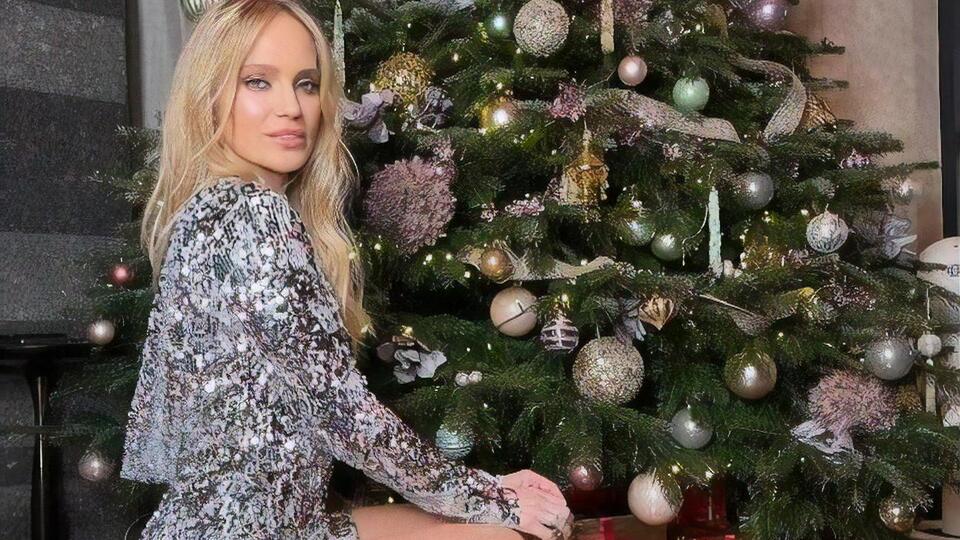 На опубликованном видео Глюк'oZa станцевала возле новогодней елки