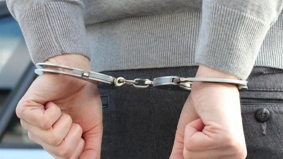 Арестованного передали американским полицейским