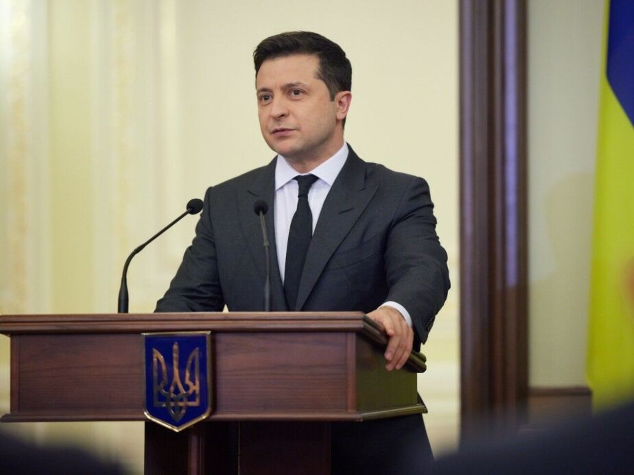 По данным Financial Times, западные дипломаты обеспокоены заявлениями Зеленского и считают&nbsp;"не лучшим решением" закон об олигархах