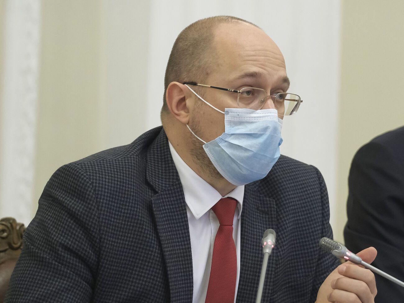 Шмыгаль рассказал, сколько украинцев смогут получить выплаты