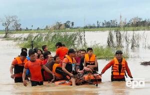 Тайфун вызвал наводнения и оползни