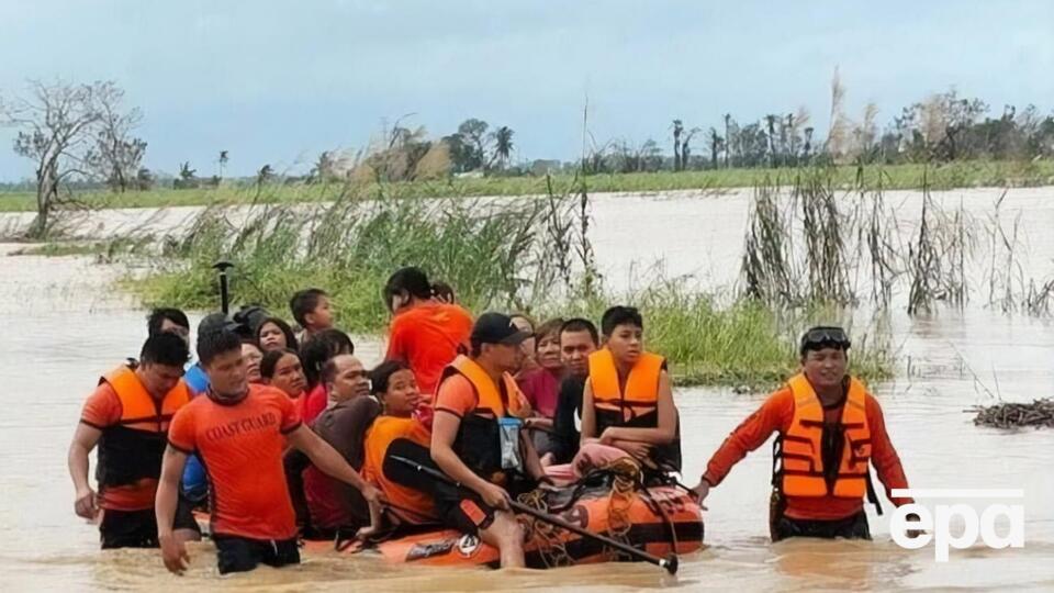 Тайфун вызвал наводнения и оползни