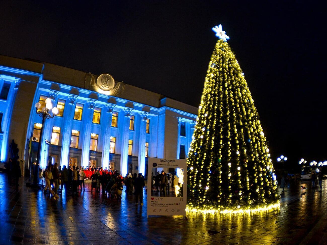 Висота ялинки&nbsp;&ndash; 14 метрів, її прикрашають 500 іграшок та 10 тис. лампочок на гірляндах
