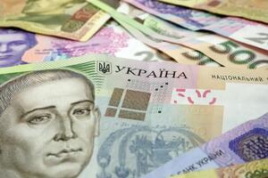 Гривня і далі дешевшає щодо долара