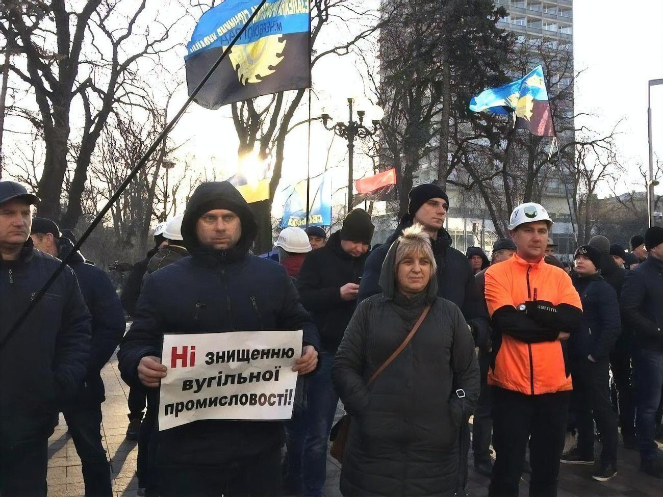 Шахтеры требуют выплатить им долги по зарплате