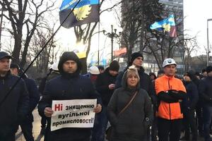 Шахтеры требуют выплатить им долги по зарплате