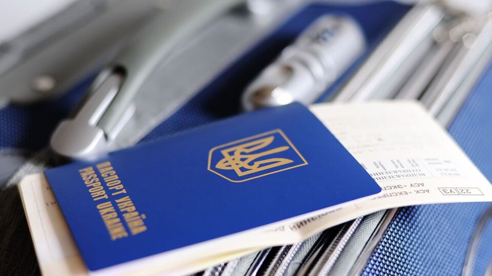 Сейчас законодательство Украины запрещает иметь двойное (и более) гражданство