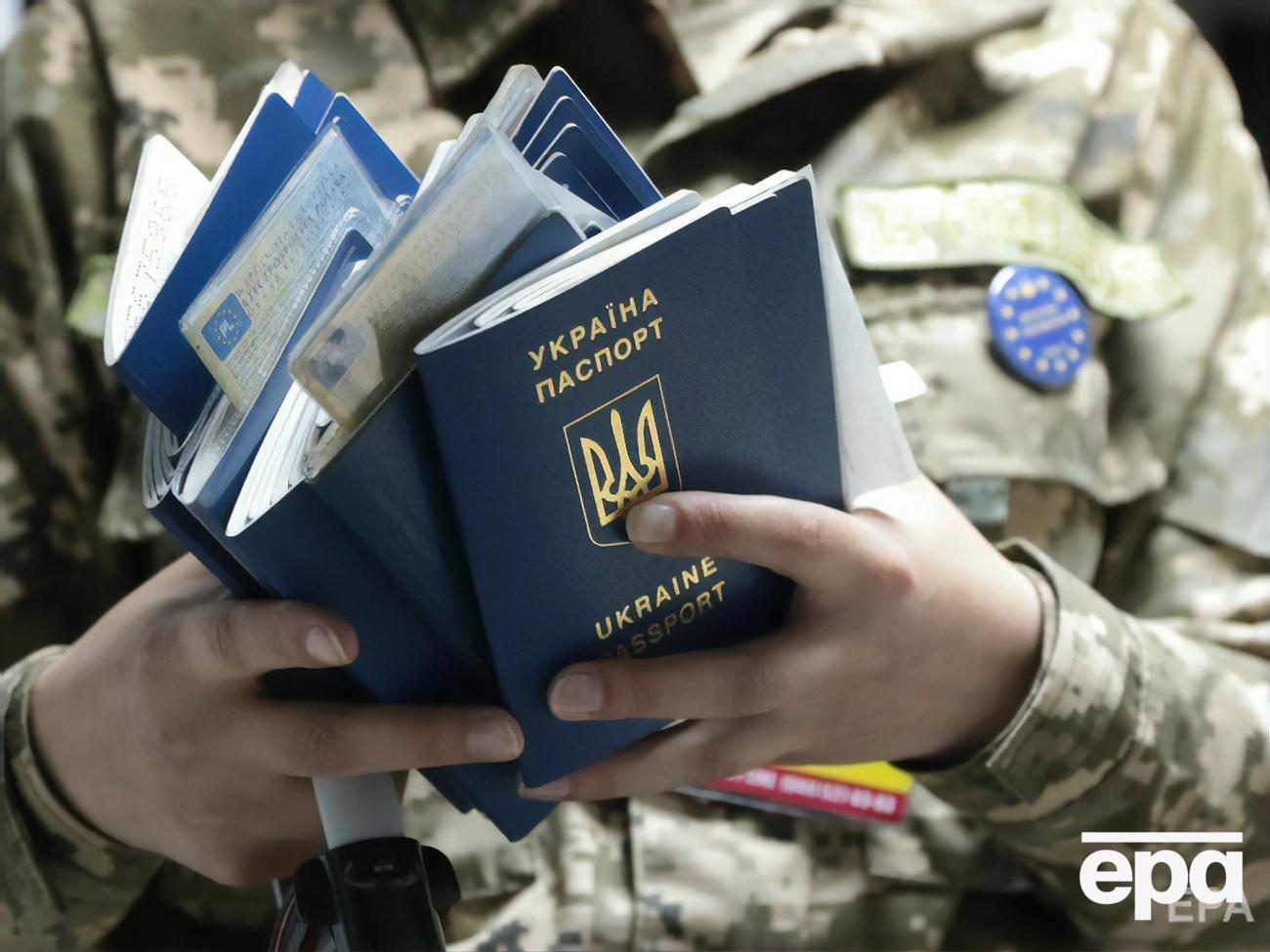 Частина опитаних вважають, що додаткове громадянство слід надавати лише жителям ЄС та країн НАТО
