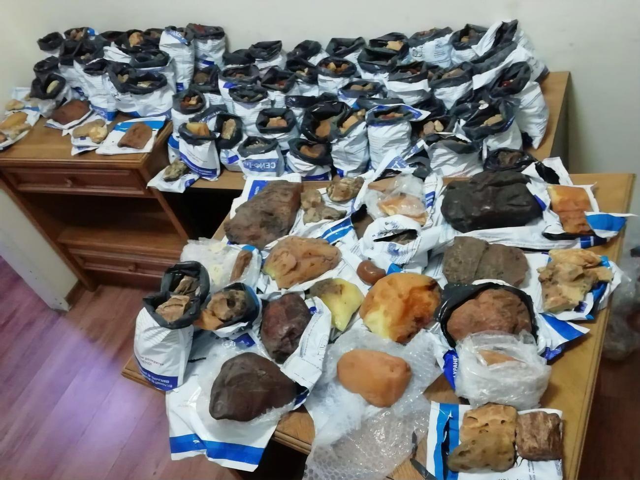 Янтарь находился в 88 полиэтиленовых сейф-пакетах