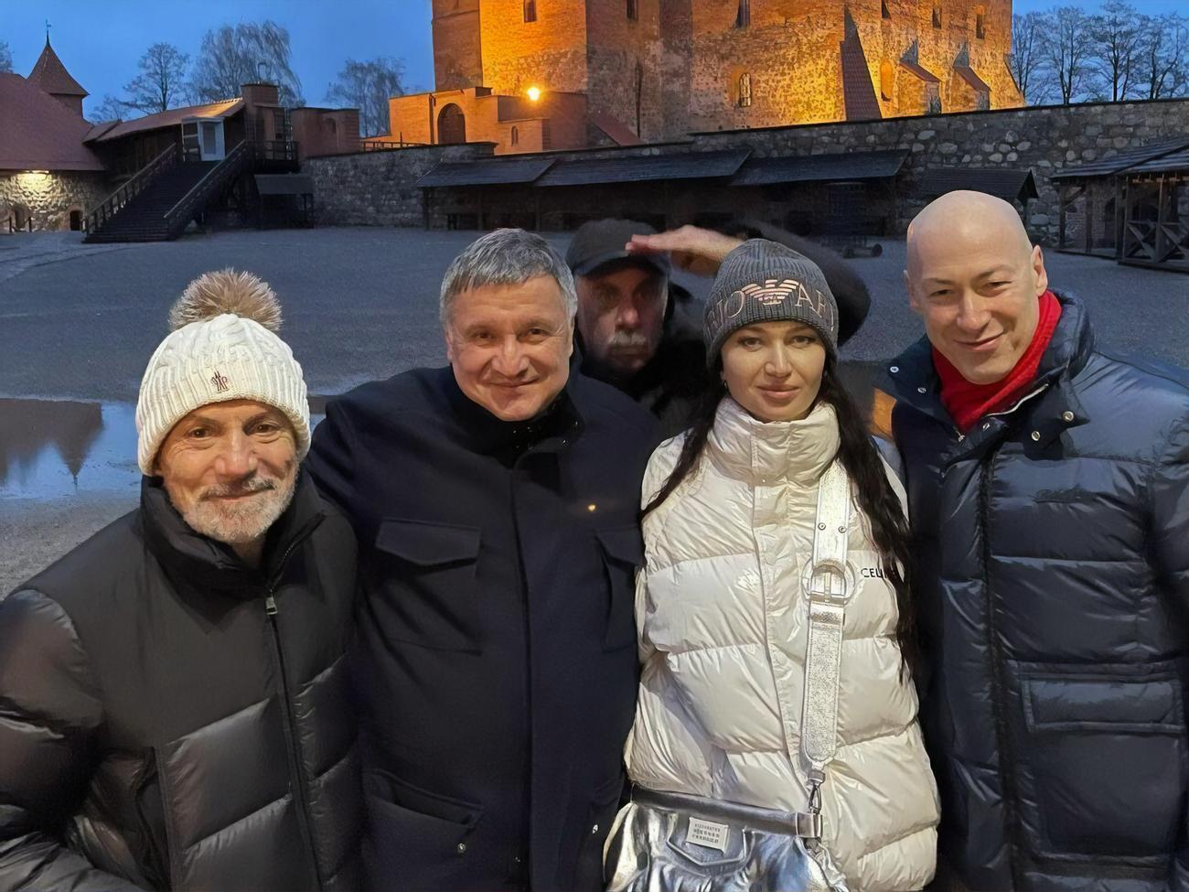 Савик Шустер, Арсен Аваков, Евгений Комаровский, Алеся Бацман и Дмитрий Гордон на территории Тракайского замка