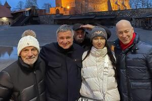 Савик Шустер, Арсен Аваков, Евгений Комаровский, Алеся Бацман и Дмитрий Гордон на территории Тракайского замка