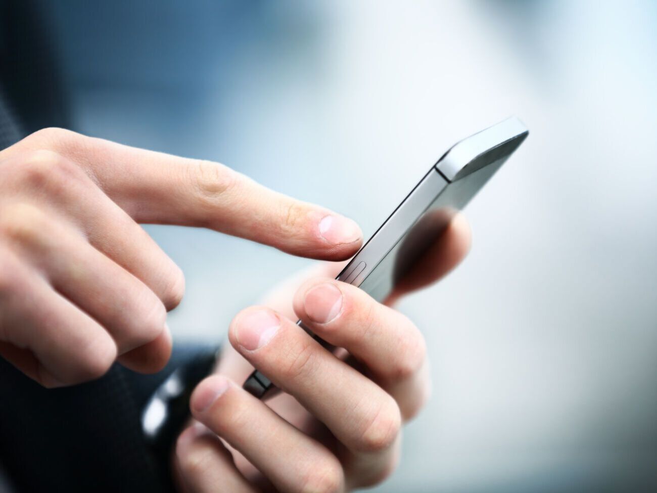 Розроблення гаджета розпочали через те, що співробітники спецслужб вели переписку з особистих телефонів, яка згодом потрапила в мережу