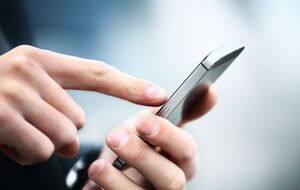 Розроблення гаджета розпочали через те, що співробітники спецслужб вели переписку з особистих телефонів, яка згодом потрапила в мережу