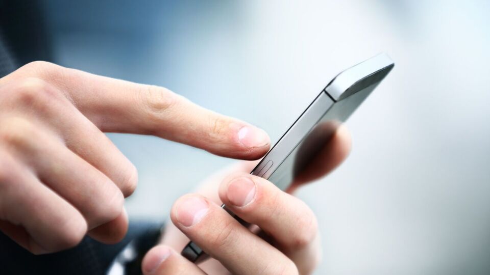 Разработка гаджета началась из-за того, что сотрудники спецслужб вели переписку с личных телефонов, которая позже попала в сеть