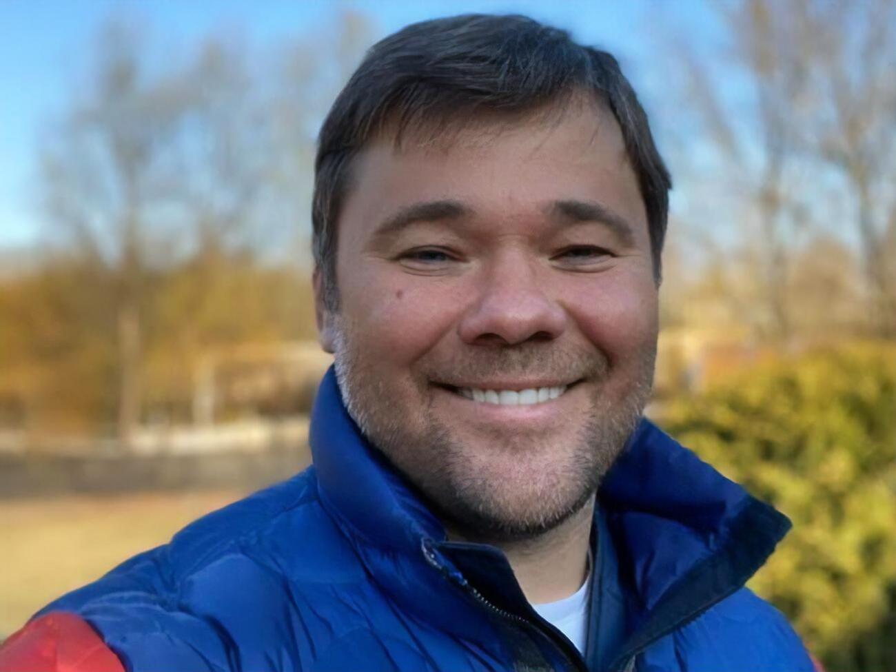 Богдан: Вовчику, що ти хочеш почитати? Скажи, я сам тобі покажу