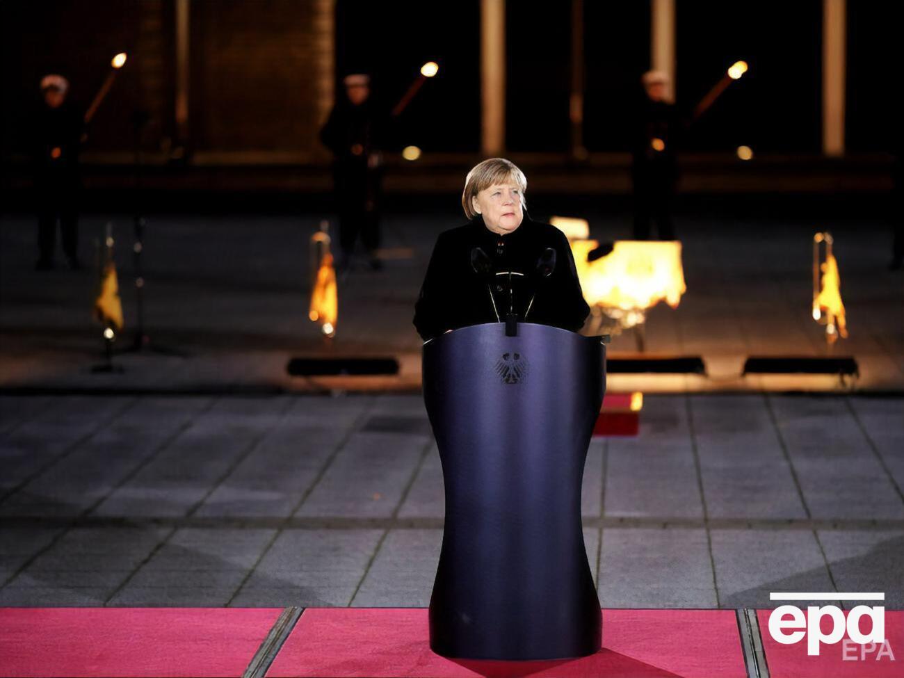 В начале церемонии Меркель произнесла семиминутную речь