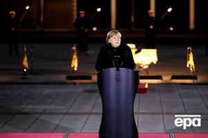 В начале церемонии Меркель произнесла семиминутную речь