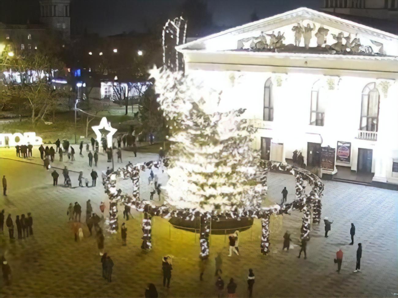 Мариупольская елка была не единственной, упавшей в тот день