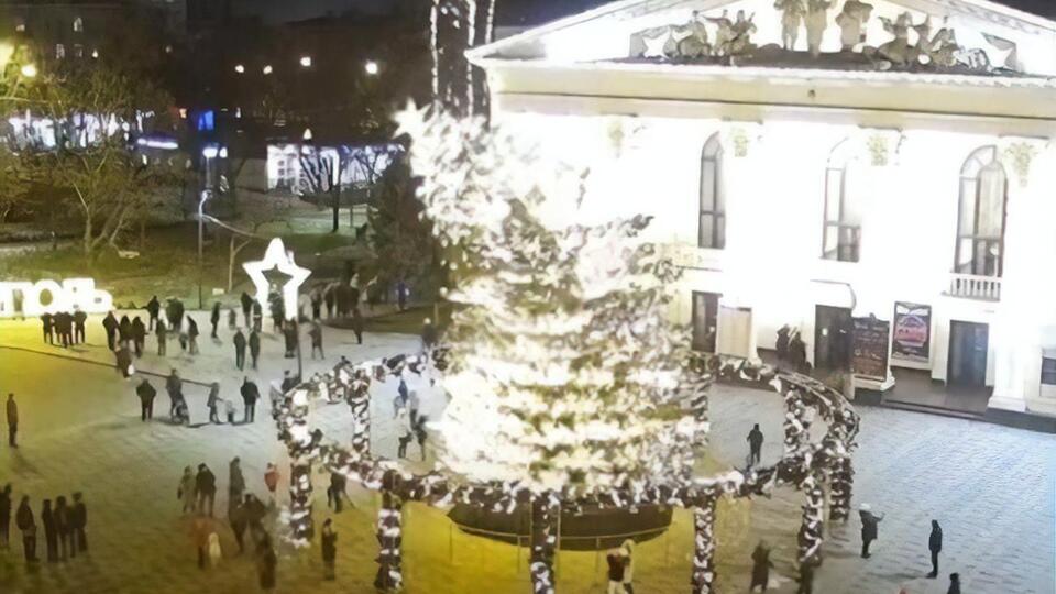 Мариупольская елка была не единственной, упавшей в тот день