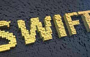 Глава одного из крупнейших российских банков заявил, что РФ "выживет" в случае отключения от SWIFT