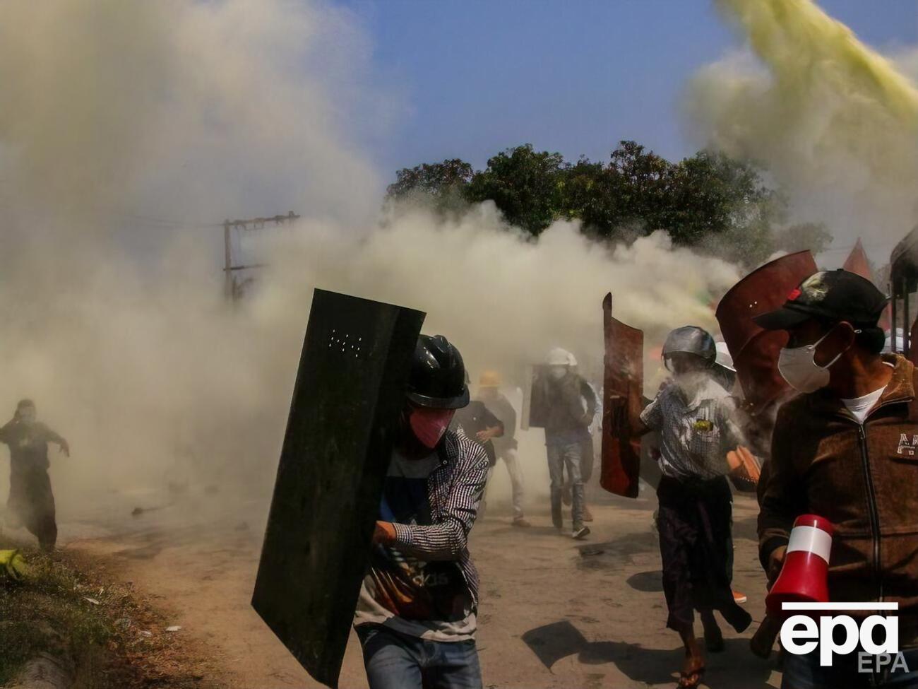 У М'янмі тривають протести після того, як військовослужбовці 1 лютого захопили владу в країні