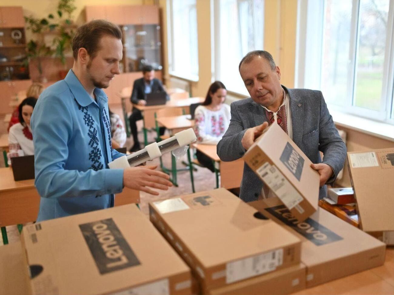 К концу года гаджеты получат 60 тыс. учителей