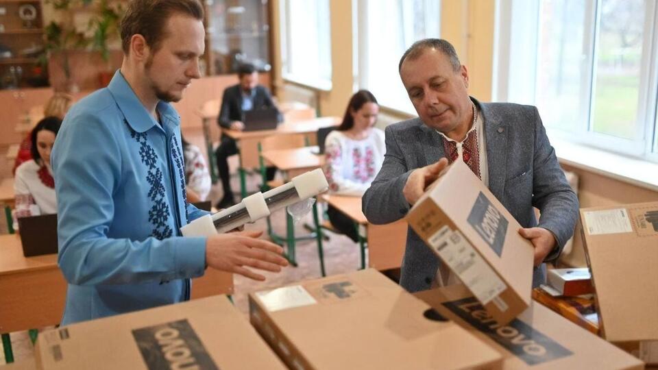 К концу года гаджеты получат 60 тыс. учителей