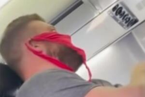 Дженн признался, что это не первый случай, когда его заставили покинуть борт самолета из-за использования женского белья вместо маски