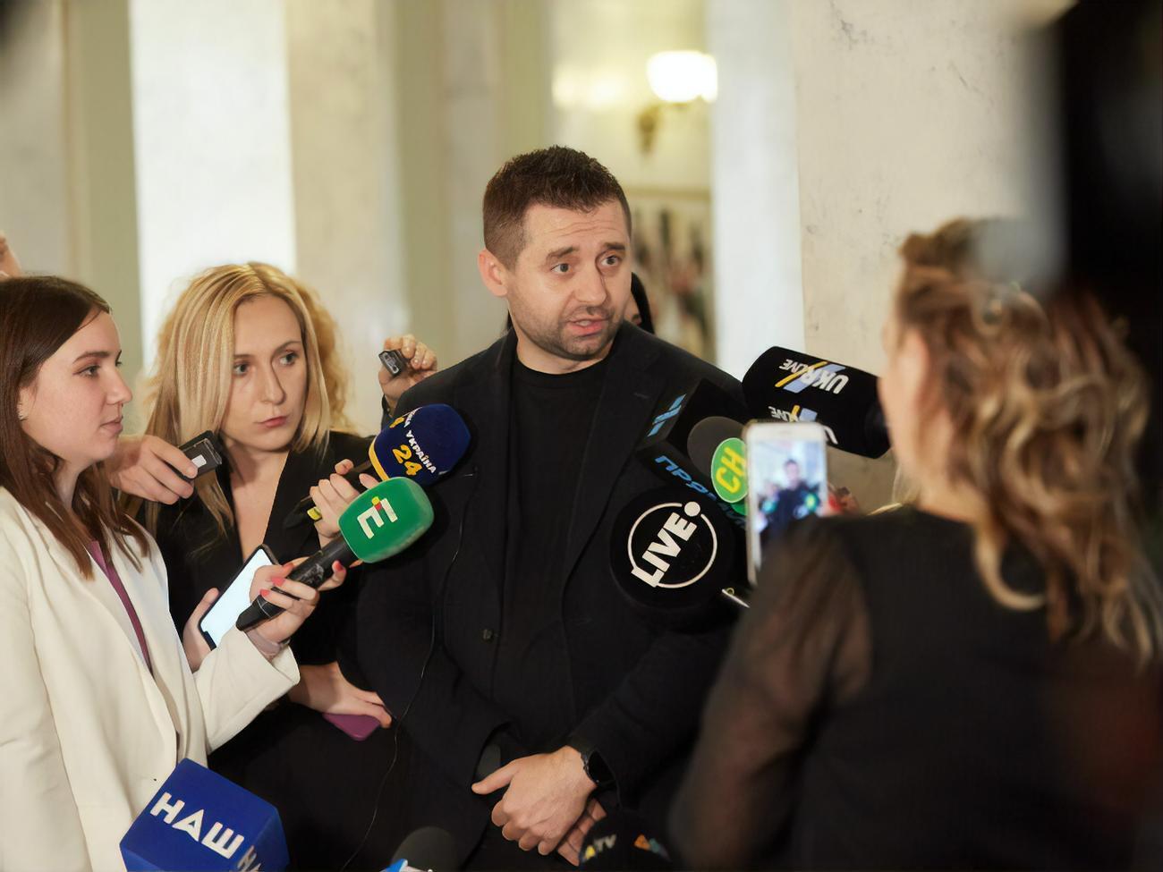 Арахамія: "Добрим словом і пістолетом ви можете досягти набагато більшого, ніж одним добрим словом". У цьому випадку "пістолетом" є великі гроші