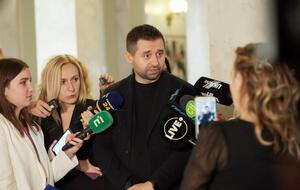 Арахамія: "Добрим словом і пістолетом ви можете досягти набагато більшого, ніж одним добрим словом". У цьому випадку "пістолетом" є великі гроші
