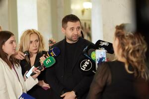 Арахамия: "Добрым словом и пистолетом вы можете добиться гораздо большего, чем одним добрым словом". В данном случае "пистолетом" являются большие деньги