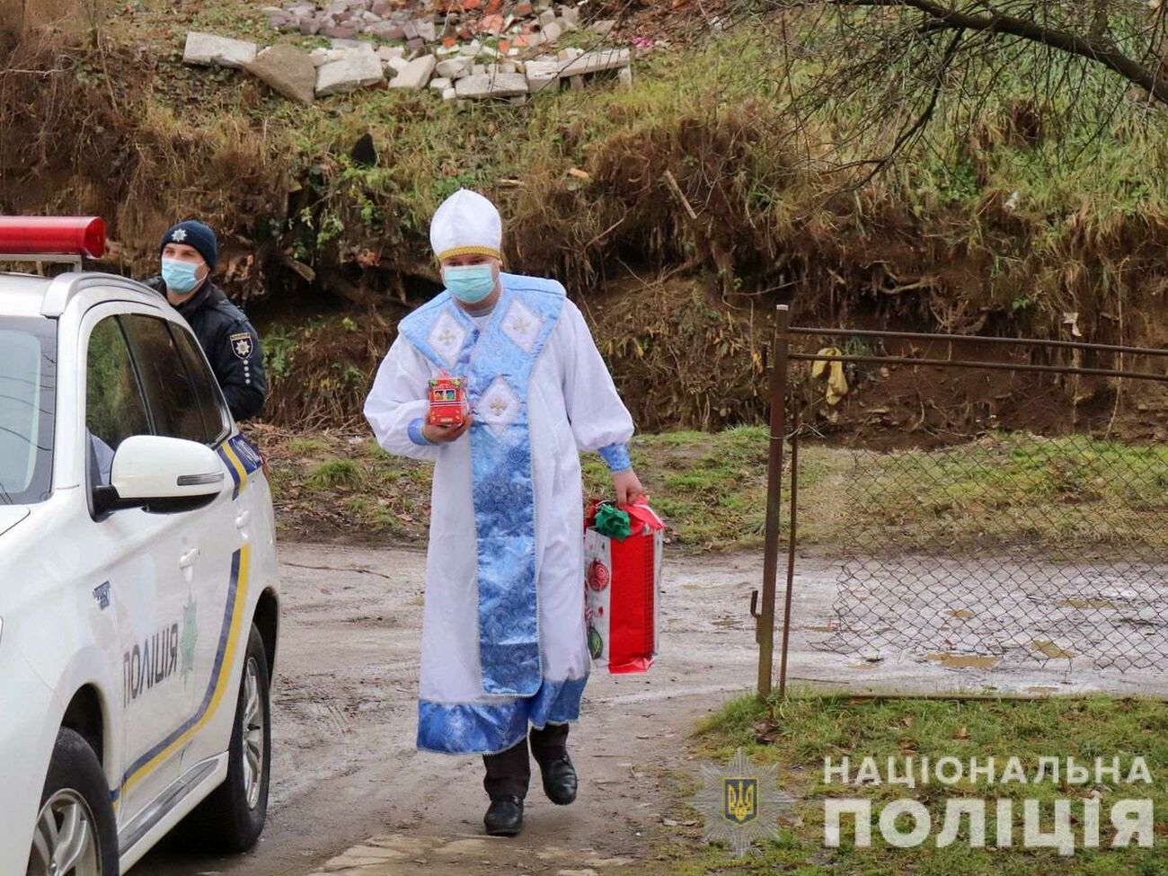 Детям устроили встречу со святым Николаем