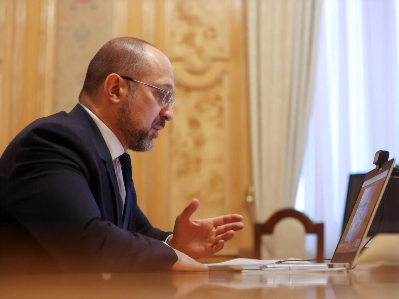 Шмыгаль потребовал предоставить возможность украинцам, вакцинированным за границей, перенести сертификаты в "Дію"