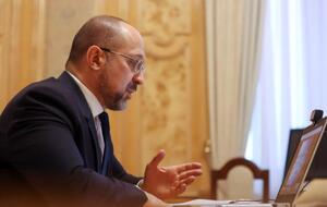 Шмыгаль потребовал предоставить возможность украинцам, вакцинированным за границей, перенести сертификаты в "Дію"