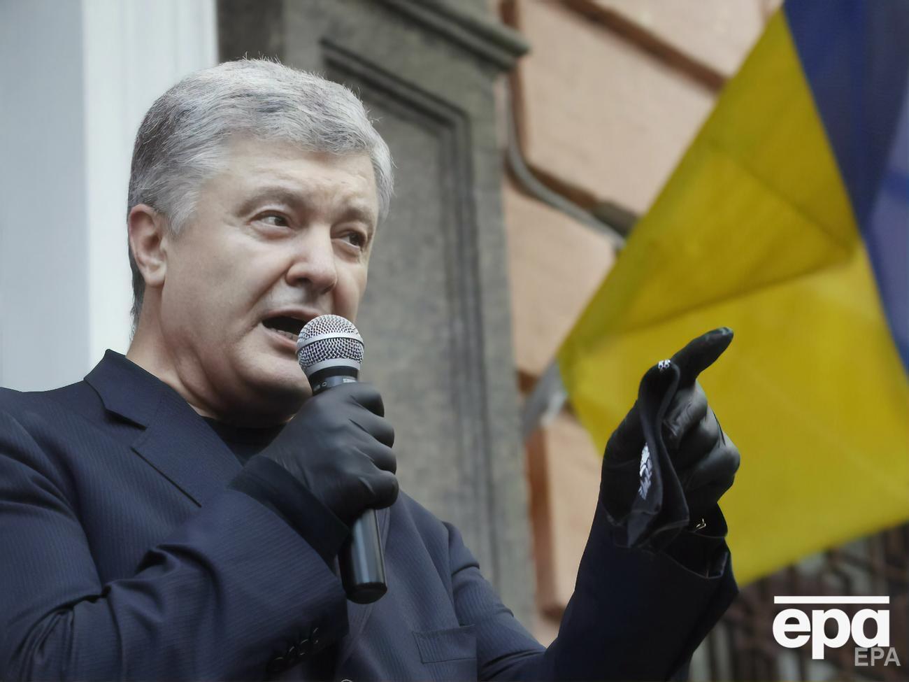 20 грудня стало відомо, що Порошенка повідомили про підозру у справі про постачання вугілля з ОРДЛО