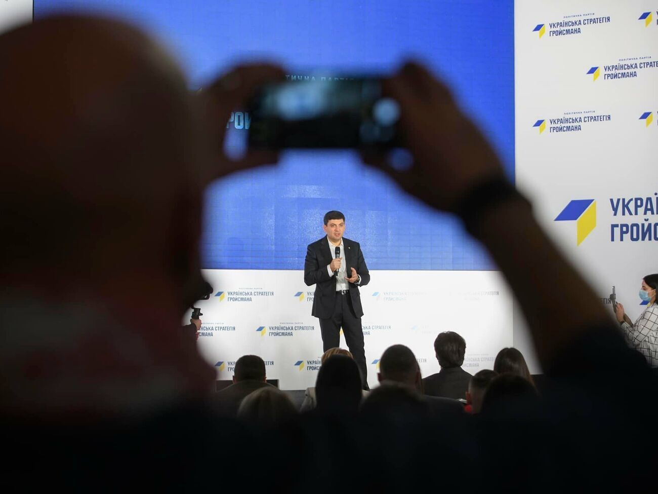 Согласно результатам опроса, "Украинская стратегия Гройсмана" попадает в новый состав Верховной Рады