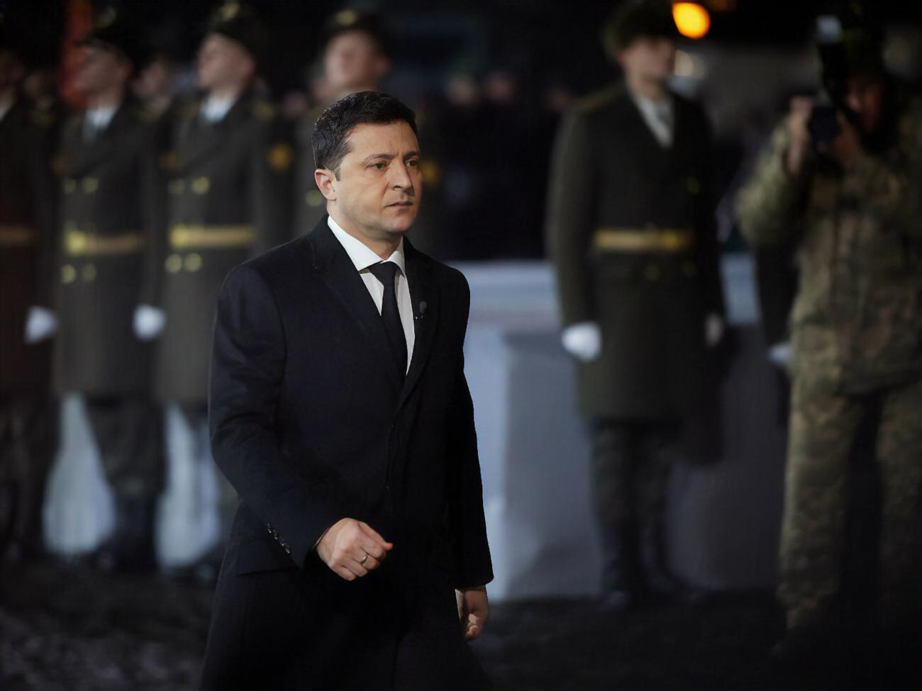 Коли Зеленський став президентом 2019 року, він пообіцяв покласти край війні на сході України та викорінити корупцію, зазначає видання