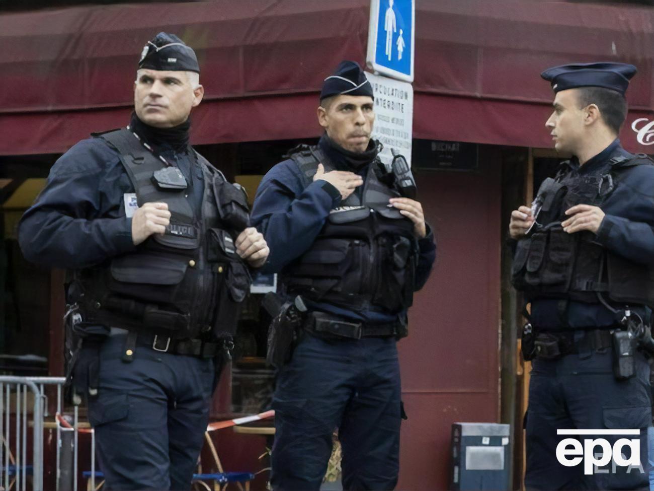 Мужчина удерживает двух женщин в небольшом магазине