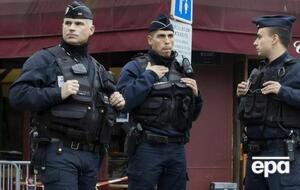 Мужчина удерживает двух женщин в небольшом магазине