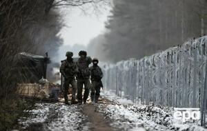 Мигранты пытаются прорваться через границу небольшими группами