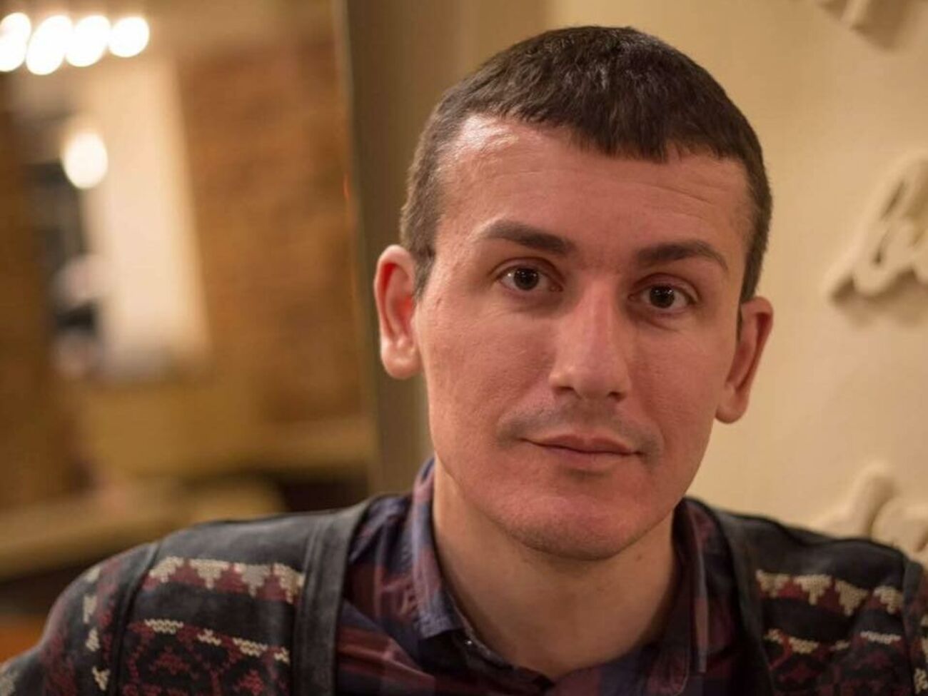 В Одессе водитель, повредившая ограждение у Дворца спорта, угрожала приехавшим на место журналистам. Причем в присутствии полицейских