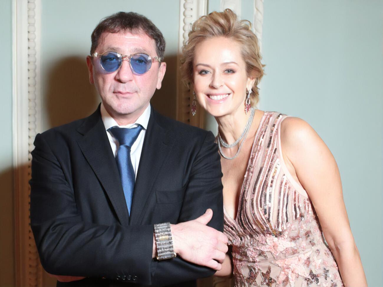 Лепс и Шаплыкова познакомились в 2000 году, а спустя три года поженились. У теперь уже бывших супругов трое детей