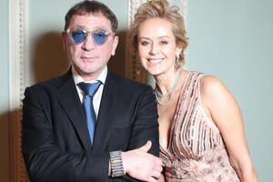 Лепс и Шаплыкова познакомились в 2000 году, а спустя три года поженились. У теперь уже бывших супругов трое детей