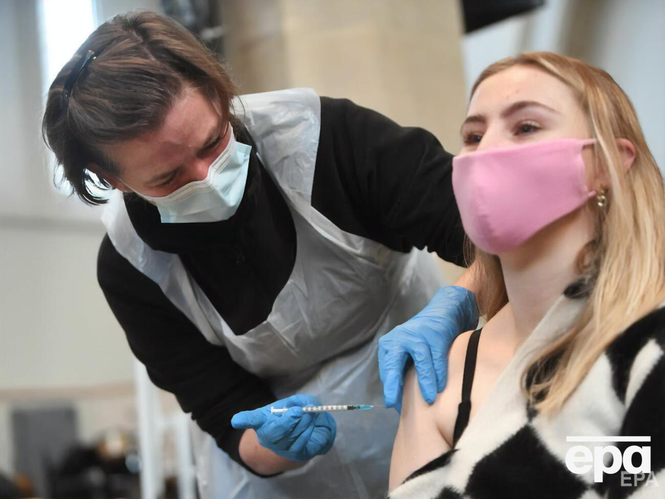 У Moderna стверджують, що бустерна вакцинація їхнім препаратом підвищує рівень антитіл проти "Омікрону" від 37 до 80 разів