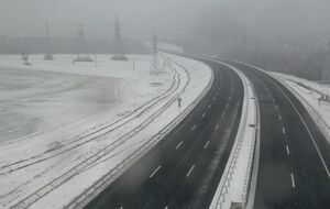 Сніг іде у більшості областей України