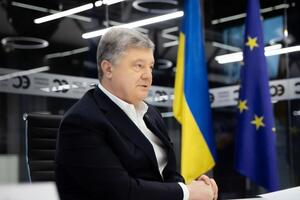 Порошенку оголосили підозру про держзраду та сприяння діяльності терористичних організацій