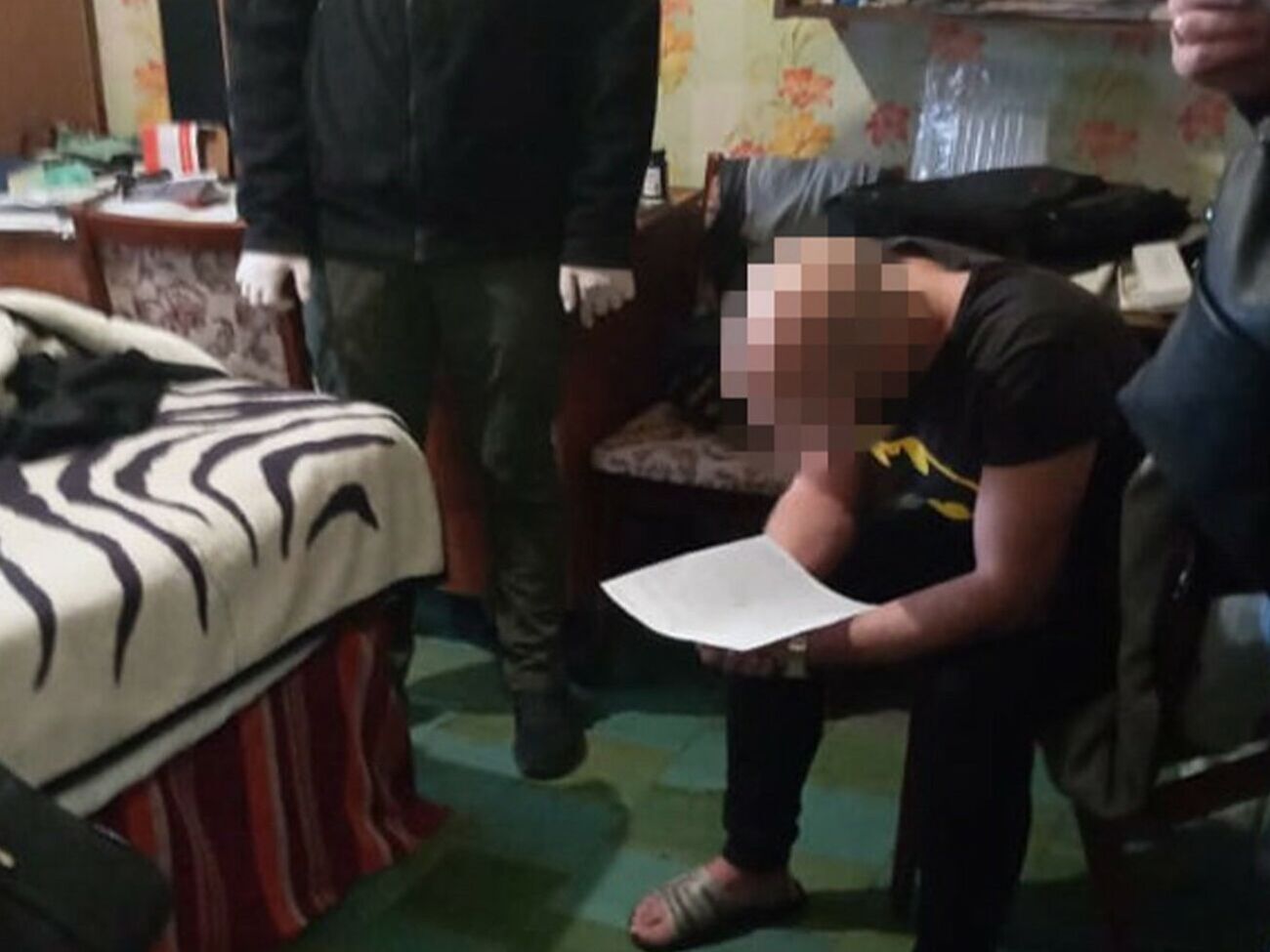 За даними СБУ, отримані секретні матеріали підозрюваний зберігав за місцем проживання