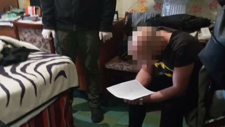 За даними СБУ, отримані секретні матеріали підозрюваний зберігав за місцем проживання