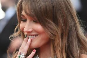 Бруни родилась в 1967 году в Италии